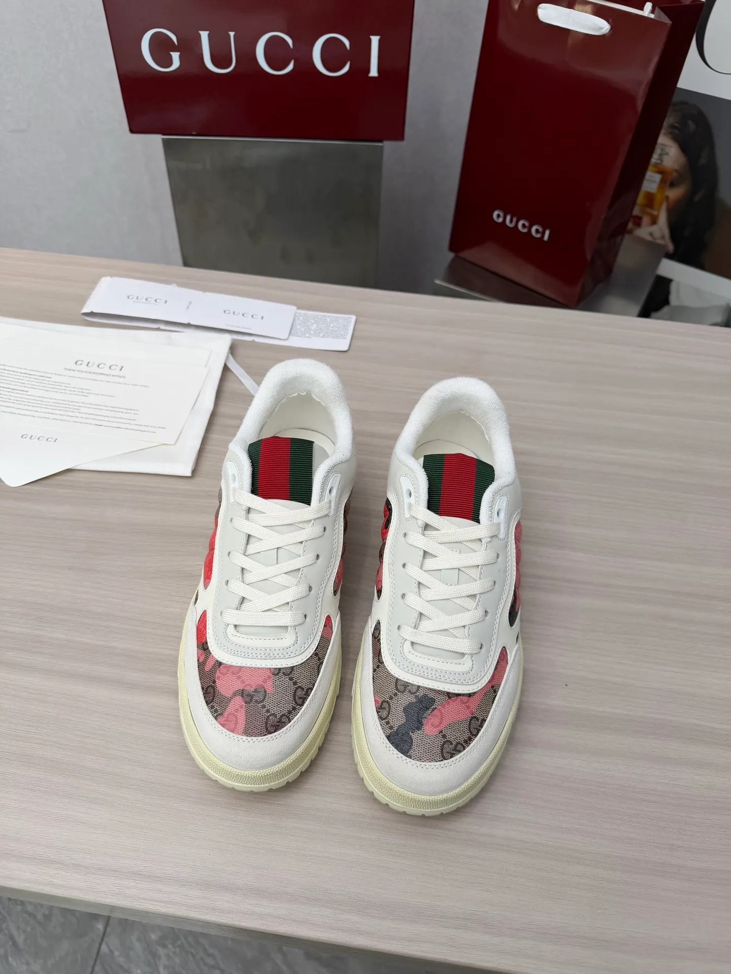 [G Home] P: 600💰 Men's Size: Men's 39-44 (45 custom-made) 🆕2025.GUCC Gucci original order quality The latest popular high and low top distressed couple sneakers series are shipped. Original purchase, development and production. This high and low top sneakers adopt a basketball-style silhouette design, cleverly integrated with hollow panels and distressed effects, showing unique ingenuity. The ingenuity incorporates brand logo details such as interlocking Double G styling accessories and Gucci lettering, a low-key tribute to the brand's design heritage. Exquisite packaging at the delivery counter 🛍📦 ▪️ Fabric: Original customized imported first-layer cowhide ▪️ Inner lining: Imported first-layer cowhide ▪️ Sole: Original molded two-color TPU sole ▪️ Sole thickness: 3cm